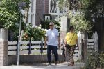 Amsterdam 19 juli 2020
Tom Egbers en zijn vrouw Janke Dekker wandelend in Amsterdam zuid