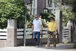 Amsterdam 19 juli 2020
Tom Egbers en zijn vrouw Janke Dekker wandelend in Amsterdam zuid