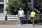 Amsterdam 19 juli 2020
Tom Egbers en zijn vrouw Janke Dekker wandelend in Amsterdam zuid