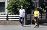 Amsterdam 19 juli 2020
Tom Egbers en zijn vrouw Janke Dekker wandelend in Amsterdam zuid