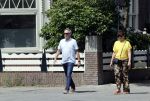 Amsterdam 19 juli 2020
Tom Egbers en zijn vrouw Janke Dekker wandelend in Amsterdam zuid
