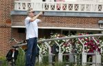 Amsterdam 19 juli 2020
Tom Egbers en zijn vrouw Janke Dekker wandelend in Amsterdam zuid