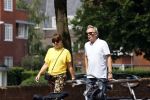 Amsterdam 19 juli 2020
Tom Egbers en zijn vrouw Janke Dekker wandelend in Amsterdam zuid