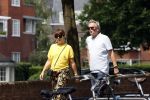 Amsterdam 19 juli 2020
Tom Egbers en zijn vrouw Janke Dekker wandelend in Amsterdam zuid