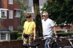 Amsterdam 19 juli 2020
Tom Egbers en zijn vrouw Janke Dekker wandelend in Amsterdam zuid