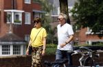Amsterdam 19 juli 2020
Tom Egbers en zijn vrouw Janke Dekker wandelend in Amsterdam zuid