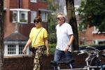 Amsterdam 19 juli 2020
Tom Egbers en zijn vrouw Janke Dekker wandelend in Amsterdam zuid
