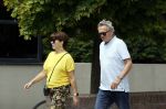 Amsterdam 19 juli 2020
Tom Egbers en zijn vrouw Janke Dekker wandelend in Amsterdam zuid