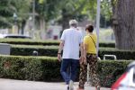 Amsterdam 19 juli 2020
Tom Egbers en zijn vrouw Janke Dekker wandelend in Amsterdam zuid