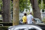 Amsterdam 19 juli 2020
Tom Egbers en zijn vrouw Janke Dekker wandelend in Amsterdam zuid
