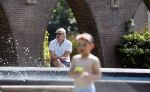 Amsterdam 17 juni 2020
Victor Reinier gaat met zijn dochtertje zwemmen