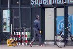 Amsterdam 2 april 2020
Viktor Horsting doet boodschappen en loopt naar zijn huis.