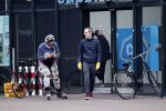 Amsterdam 2 april 2020
Viktor Horsting doet boodschappen en loopt naar zijn huis.