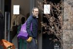 Amsterdam 2 april 2020
Viktor Horsting doet boodschappen en loopt naar zijn huis.