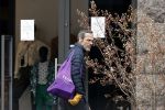Amsterdam 2 april 2020
Viktor Horsting doet boodschappen en loopt naar zijn huis.