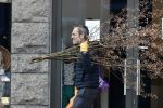 Amsterdam 2 april 2020
Viktor Horsting doet boodschappen en loopt naar zijn huis.