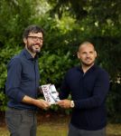 Doorn 27 juni 2020
Presentatie boek Wesley Sneijder . Het boek is geschreven door Kees Jansma en mark v Bommel ontving het eerste exemplaar.