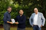 Doorn 27 juni 2020
Presentatie boek Wesley Sneijder . Het boek is geschreven door Kees Jansma en mark v Bommel ontving het eerste exemplaar.