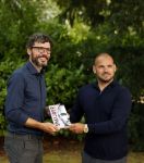 Doorn 27 juni 2020
Presentatie boek Wesley Sneijder . Het boek is geschreven door Kees Jansma en mark v Bommel ontving het eerste exemplaar.