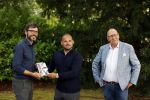 Doorn 27 juni 2020
Presentatie boek Wesley Sneijder . Het boek is geschreven door Kees Jansma en mark v Bommel ontving het eerste exemplaar.