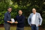 Doorn 27 juni 2020
Presentatie boek Wesley Sneijder . Het boek is geschreven door Kees Jansma en mark v Bommel ontving het eerste exemplaar.