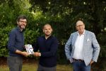 Doorn 27 juni 2020
Presentatie boek Wesley Sneijder . Het boek is geschreven door Kees Jansma en mark v Bommel ontving het eerste exemplaar.