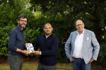 Doorn 27 juni 2020
Presentatie boek Wesley Sneijder . Het boek is geschreven door Kees Jansma en mark v Bommel ontving het eerste exemplaar.