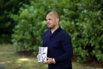 Doorn 27 juni 2020
Presentatie boek Wesley Sneijder . Het boek is geschreven door Kees Jansma en mark v Bommel ontving het eerste exemplaar.