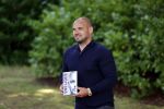 Doorn 27 juni 2020
Presentatie boek Wesley Sneijder . Het boek is geschreven door Kees Jansma en mark v Bommel ontving het eerste exemplaar.