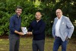 Doorn 27 juni 2020
Presentatie boek Wesley Sneijder . Het boek is geschreven door Kees Jansma en mark v Bommel ontving het eerste exemplaar.