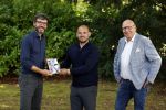 Doorn 27 juni 2020
Presentatie boek Wesley Sneijder . Het boek is geschreven door Kees Jansma en mark v Bommel ontving het eerste exemplaar.