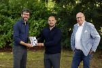 Doorn 27 juni 2020
Presentatie boek Wesley Sneijder . Het boek is geschreven door Kees Jansma en mark v Bommel ontving het eerste exemplaar.