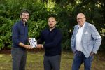Doorn 27 juni 2020
Presentatie boek Wesley Sneijder . Het boek is geschreven door Kees Jansma en mark v Bommel ontving het eerste exemplaar.