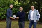 Doorn 27 juni 2020
Presentatie boek Wesley Sneijder . Het boek is geschreven door Kees Jansma en mark v Bommel ontving het eerste exemplaar.