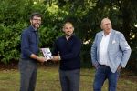 Doorn 27 juni 2020
Presentatie boek Wesley Sneijder . Het boek is geschreven door Kees Jansma en mark v Bommel ontving het eerste exemplaar.