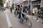 Amsterdam 7 en 10 juli 2021
Op de plek waar Peter R de Vries neergeschoten is leggen mensen bloemen neer. Adelheid Roosen