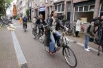 Amsterdam 7 en 10 juli 2021
Op de plek waar Peter R de Vries neergeschoten is leggen mensen bloemen neer. Adelheid Roosen