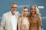 Amsterdam 16 juli 2021
Premiere de Luizenmoeder in Tuschinski.
Aiko Mila Beemsterboer met haar ouders