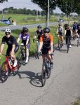 Zevenhuizen 4 juli 2021
Leontien v Moorsel Wendy v Dijk en Anouk Smulders gaan met 500 vrouwen de Amstel Gold race rijden . Vandaag was er een training . Ook Michael Zijlaard en zijn broer Ron reden mee.