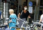 Amsterdam 17 juni 2021
Astrid Joosten doet boodschappen op de Beethovenstraat
