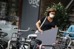 Amsterdam 17 juni 2021
Astrid Joosten doet boodschappen op de Beethovenstraat