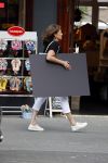 Amsterdam 17 juni 2021
Astrid Joosten doet boodschappen op de Beethovenstraat