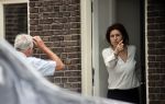 Enschede 22 juni 2021
Pieter Omtzigt wandelt elke dag een paar uur om tot rust te komen . De vrouw van Pieter neemt Ayfer Koc neemt bloemen in ontvangst