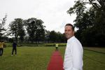 Zeist 8 juli 2021
Bas Nijhuis vraagt zijn vriendin Chantal ten huwelijk. Chantal kwam met een helicopter naar slot Zeist gevlogen. Wolter Kroes zong ze toe.