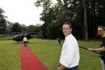 Zeist 8 juli 2021
Bas Nijhuis vraagt zijn vriendin Chantal ten huwelijk. Chantal kwam met een helicopter naar slot Zeist gevlogen. Wolter Kroes zong ze toe.