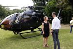Zeist 8 juli 2021
Bas Nijhuis vraagt zijn vriendin Chantal ten huwelijk. Chantal kwam met een helicopter naar slot Zeist gevlogen. Wolter Kroes zong ze toe.