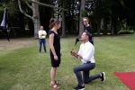 Zeist 8 juli 2021
Bas Nijhuis vraagt zijn vriendin Chantal ten huwelijk. Chantal kwam met een helicopter naar slot Zeist gevlogen. Wolter Kroes zong ze toe.