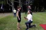 Zeist 8 juli 2021
Bas Nijhuis vraagt zijn vriendin Chantal ten huwelijk. Chantal kwam met een helicopter naar slot Zeist gevlogen. Wolter Kroes zong ze toe.