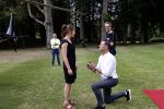 Zeist 8 juli 2021
Bas Nijhuis vraagt zijn vriendin Chantal ten huwelijk. Chantal kwam met een helicopter naar slot Zeist gevlogen. Wolter Kroes zong ze toe.