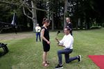 Zeist 8 juli 2021
Bas Nijhuis vraagt zijn vriendin Chantal ten huwelijk. Chantal kwam met een helicopter naar slot Zeist gevlogen. Wolter Kroes zong ze toe.